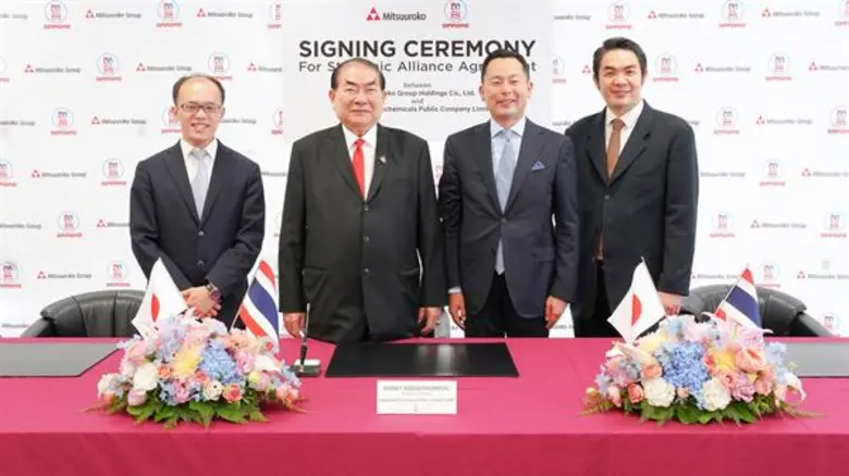 นายวรวิทย์ วีรบวรพงศ์ (ที่ 2 จากซ้าย) ประ...