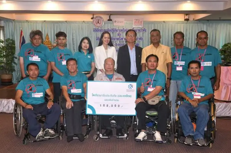 นางสาวชญานิษฐ์ หงสกุล(ที่ 4 จากซ้ายแถวหลั...