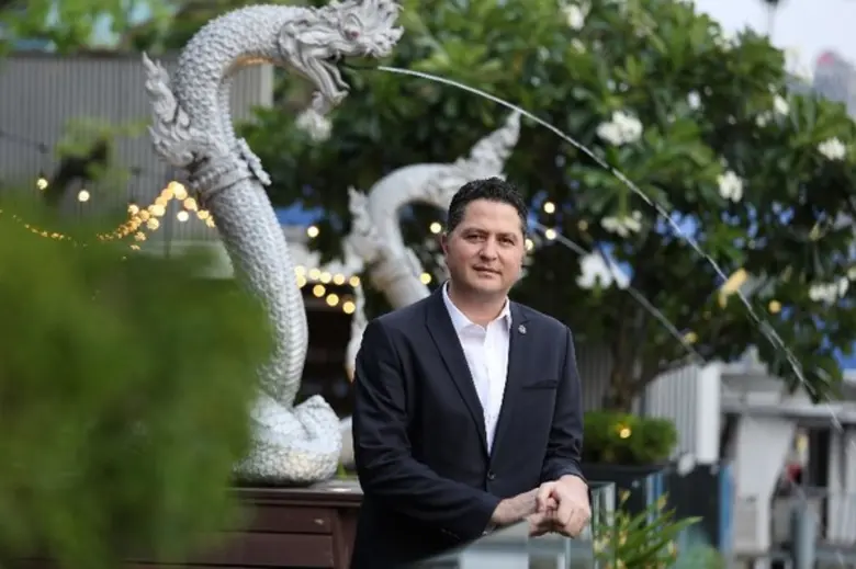 ไมเคิล ชลูเตอร์ ผู้จัดการทั่วไปโรงแรมรอยั...