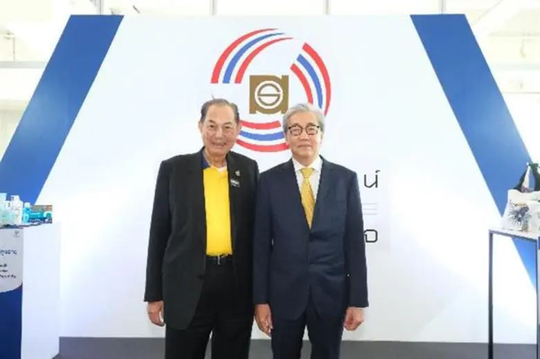 ดร.สมคิด จาตุศรีพิทักษ์ (ขวา) พร้อมด้วย น...