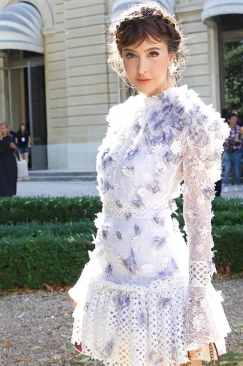 5 ลุคสวยตรึง สะพรึงใจ นางฟ้า “ริต้า” อิน ปารีส แฟชั่น วีค