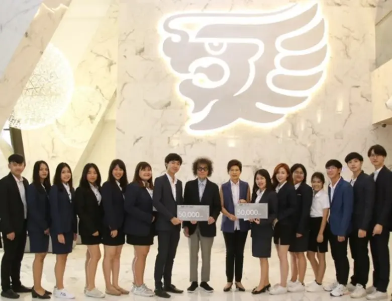 นายเพชร โอสถานุเคราะห์ (ที่ 8 จากซ้าย) ปร...