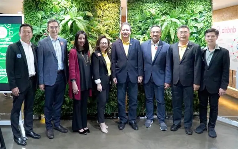 นางอริญญา เถลิงศรี (ที่ 3 จากซ้าย) กรรมกา...