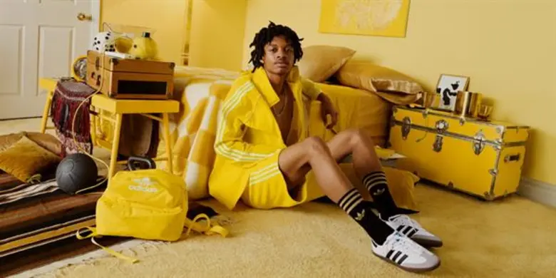 กลับมาอีกครั้งใน FW19! 'adicolor’ คอลเล็กชั่นเสื้อผ้าสุดฮิตตลอดกาลของ adidas Originals รวบรวมทุกไอเท็มของเหล่าสาวกอาดิดาสทั้งชายและหญิงเอาไว้อย่างครบครัน นำเสนอผ่านสีสันที่โดดเด่นอันเป็นเอกลักษณ์