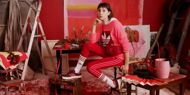 กลับมาอีกครั้งใน FW19! 'adicolor’ คอลเล็กชั่นเสื้อผ้าสุดฮิตตลอดกาลของ adidas Originals รวบรวมทุกไอเท็มของเหล่าสาวกอาดิดาสทั้งชายและหญิงเอาไว้อย่างครบครัน นำเสนอผ่านสีสันที่โดดเด่นอันเป็นเอกลักษณ์