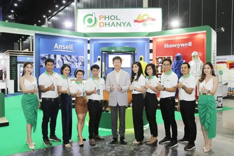 คุณบุญชัย สุวรรณวุฒิวัฒน์ (กลาง) ประธานเจ...