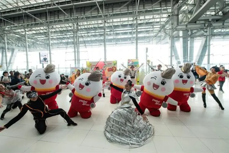 สายการบินเวียตเจ็ทจัดเซอร์ไพรส์ผู้โดยสารด้วยการแสดงในชุดคอสเพลย์ สร้างสีสันและความสนุกสนานที่สนามบินสุวรรณภูมิ