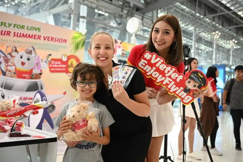 สายการบินเวียตเจ็ทจัดเซอร์ไพรส์ผู้โดยสารด้วยการแสดงในชุดคอสเพลย์ สร้างสีสันและความสนุกสนานที่สนามบินสุวรรณภูมิ