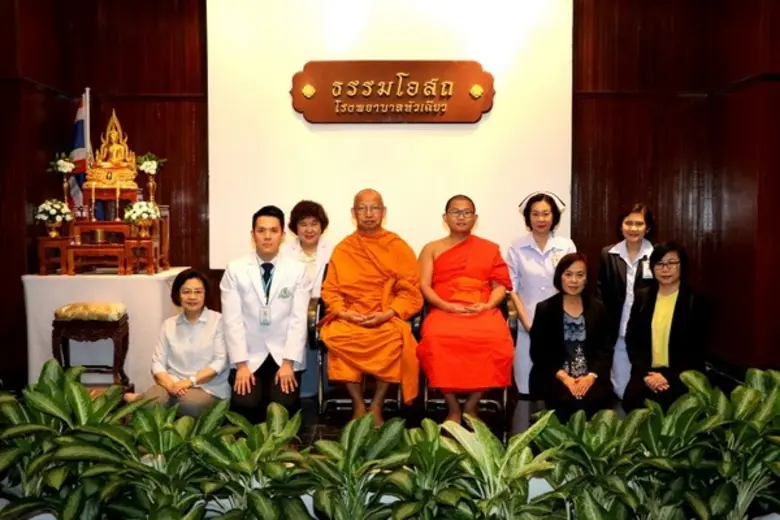 พระมหาประยงค์ศักดิ์ มหาปุญญภาวี (นั่ง : ข...