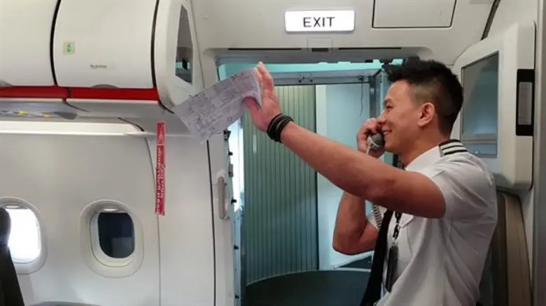 นักบินเจ็ทสตาร์ เอเชียทำเซอร์ไพรส์พ่อแม่ บนเที่ยวบินที่น่าประทับใจ