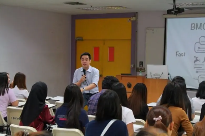 ติดอาวุธ นักศึกษาคณะบัญชี ม.ศรีปทุม ด้วยก...