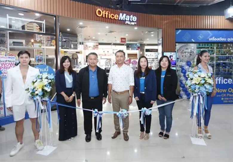 นายไชยา เงินท้วม (คนกลาง) ผู้ใหญ่บ้าน อ.ป...