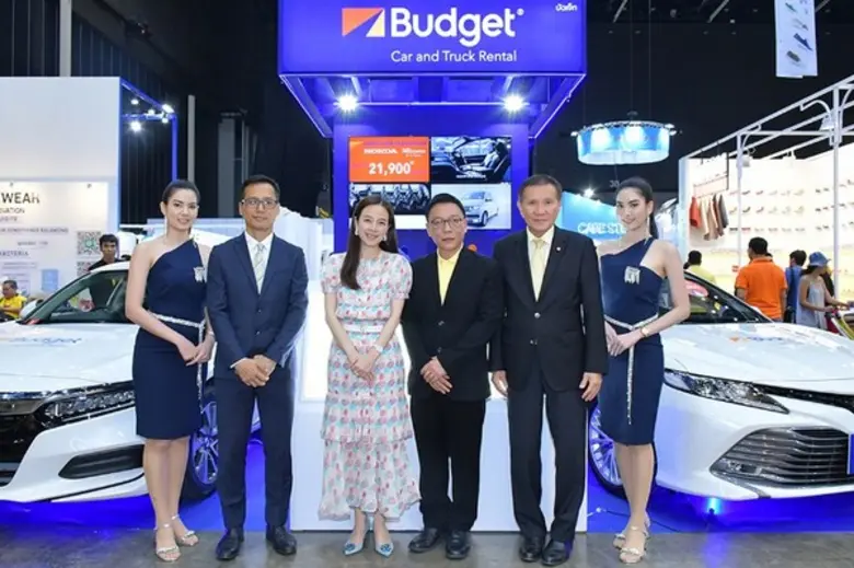 นางนวลพรรณ ล่ำซำ กรรมการผู้จัดการ และประธ...