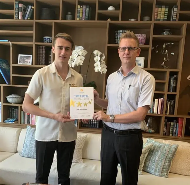 ญาน โฮติเกอร์ (คนที่ 1 จากซ้าย) ผู้จัดการ...