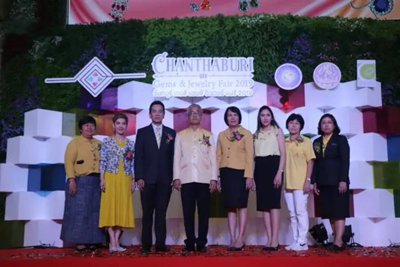 นางสาวชวรมย์ มังคละคีรี (ที่ 6 จากซ้าย) ผ...