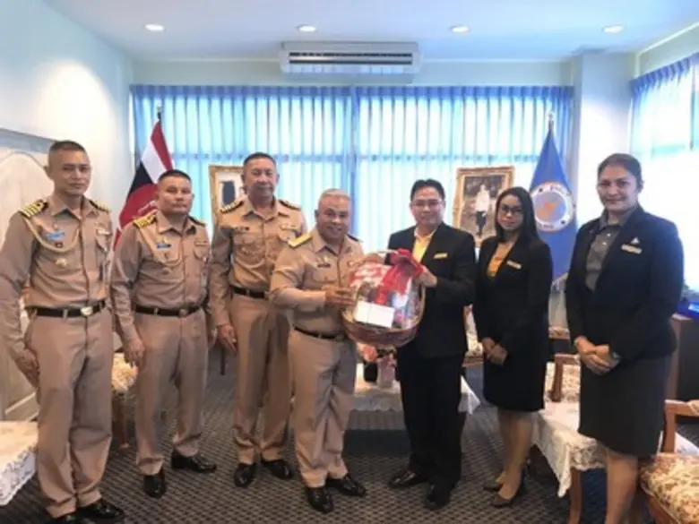 นายมนูญ วุฒิ ผู้จัดการทั่วไป พร้อมนางสาวก...