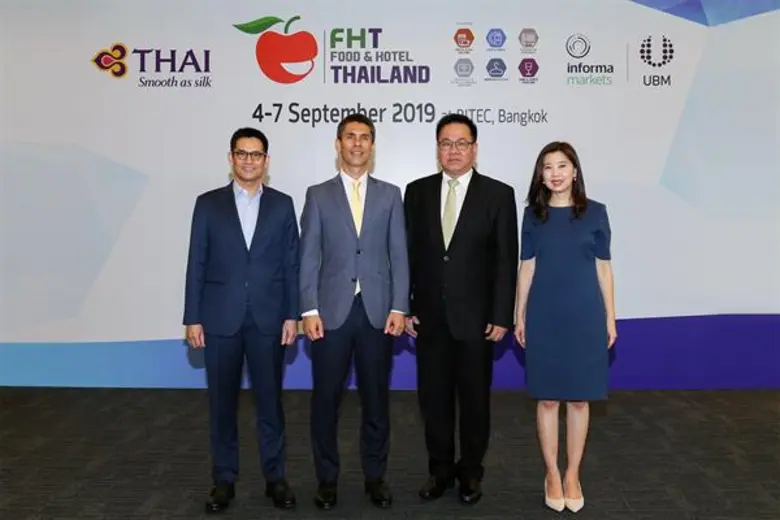 นายจัสติน พาว ผู้จัดการทั่วไป (ที่สองซ้าย...