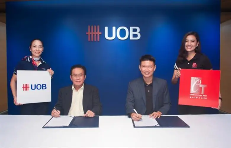 นายบุญ ชุน เกียรติ (ขวา) กรรมการผู้จัดการ บริษัท ชี...