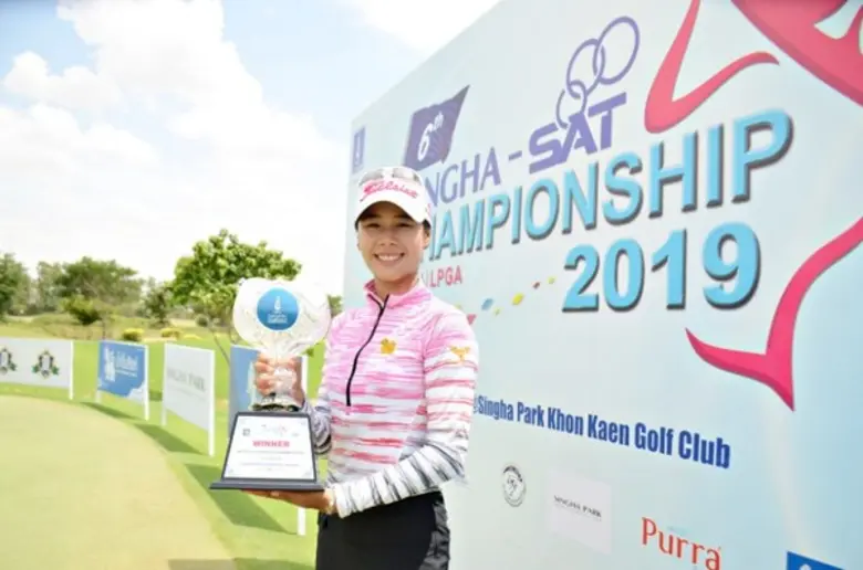 ชมพัช พงศ์ธนารักษ์ โปรดาวรุ่งวัย 22 ปีจาก...