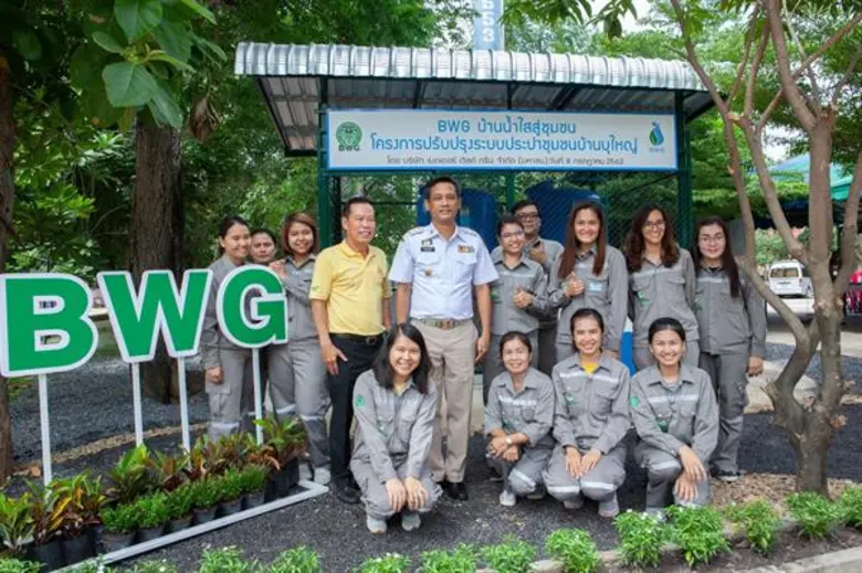 คุณเอกรินทร์ เหลืองวิริยะ (ยืนที่ 4 จากซ้...