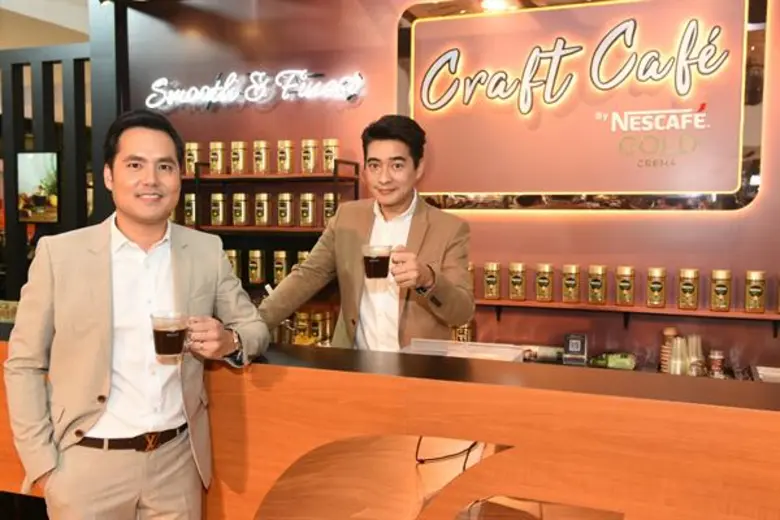 นายธนธร พันพานิชย์กุล (กลาง) ผู้จัดการฝ่า...