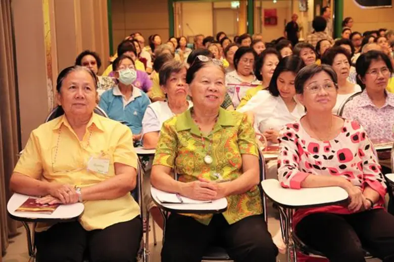 เป็นผู้หญิงที่ดูสดใสมีรอยยิ้มบนใบหน้าตลอด...