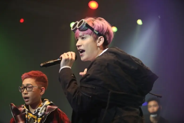 ต้องเรียกว่า The Show Must Go On ขนานแท้ ...