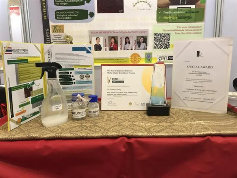 วิทยาศาสตร์ฯ มธ. โชว์ “เมโลดี้ เฟรช” นวัตกรรมสเปรย์ยืดพวงมาลัย ฉ่ำนาน 14 วัน ตอบโจทย์เทศกาลทางศาสนา เตรียมต่อยอดส่งเสริมธุรกิจดอกไม้