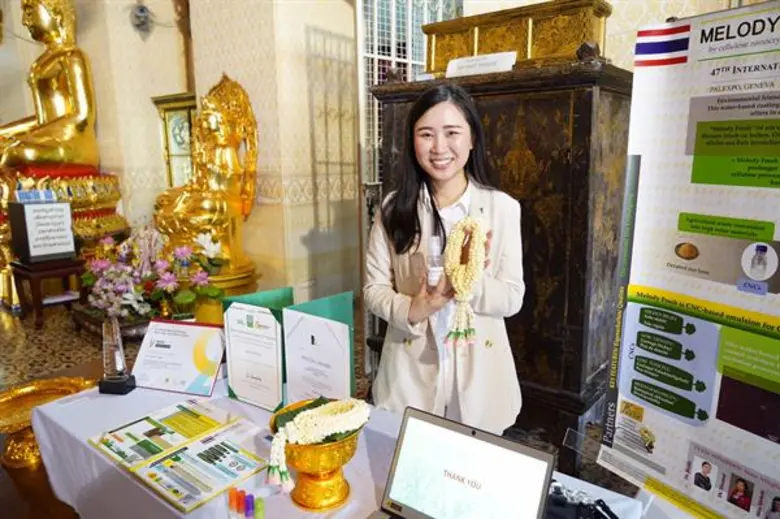 วิทยาศาสตร์ฯ มธ. โชว์ “เมโลดี้ เฟรช” นวัตกรรมสเปรย์ยืดพวงมาลัย ฉ่ำนาน 14 วัน ตอบโจทย์เทศกาลทางศาสนา เตรียมต่อยอดส่งเสริมธุรกิจดอกไม้