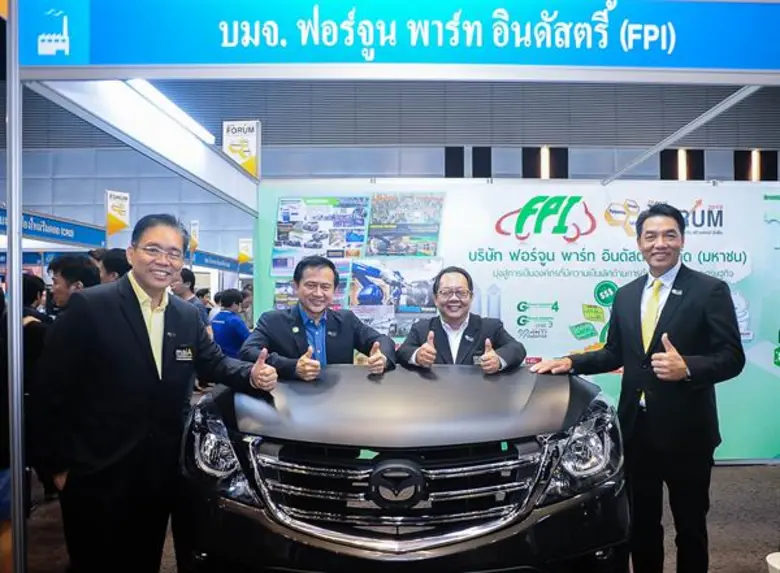 นายประพันธ์ เจริญประวัติ (ที่ 1 จากขวา) ผ...