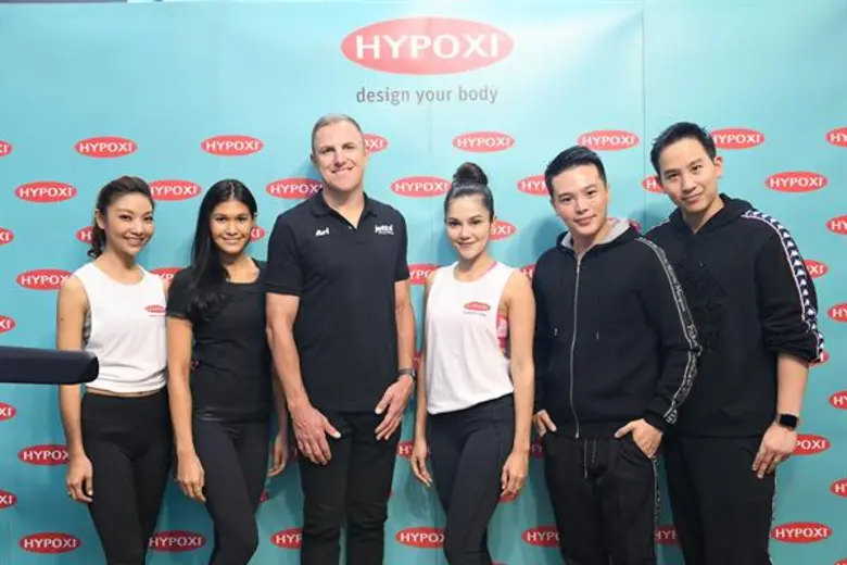 ในภาพ มร. เดน เค็นท์เวล (ที่ 3 จากซ้าย) ผ...