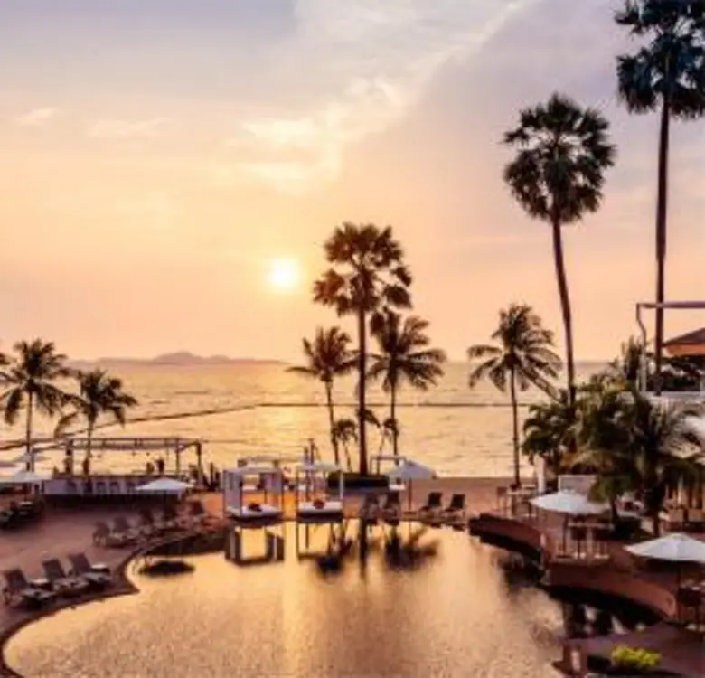 ควงแขนคุณแม่มาพักผ่อน ที่โรงแรมพูลแมน พัทยา จี