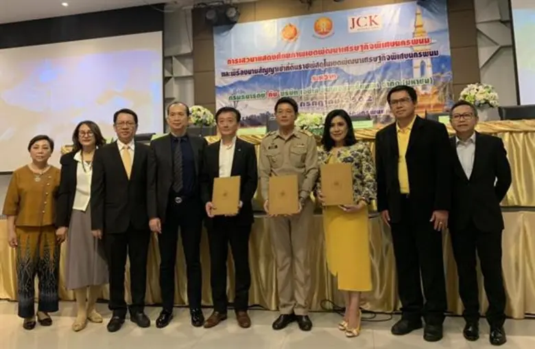 ดร.อภิชัย เตชะอุบล (กลาง) ประธานกรรมการ/ป...