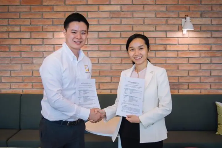 นายณัฐพล วัชรศิริสุข (ซ้าย) ประธานกรรมการ...