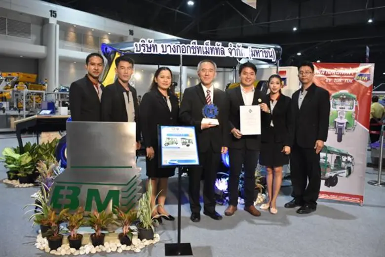 นายธีรวัต อมรธาตรี (ที่ 4 จากขวา) กรรมการ...