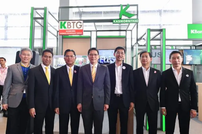 นายวิรไท สันติประภพ (กลาง) ผู้ว่าการธนาคา...