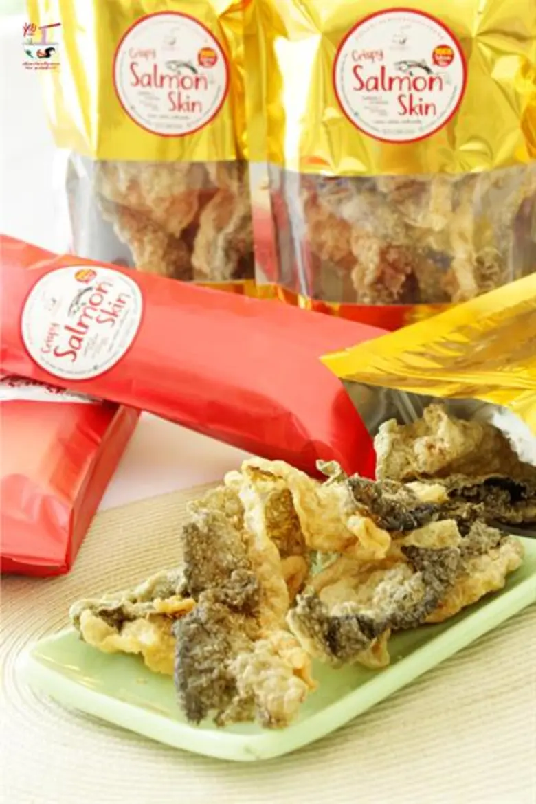 เย็นตาโฟเครื่องทรง จัดอร่อย กร๊อบกรอบ..เพลิ๊นเพลิน กับ หนังปลาแซลมอนแอตแลนติก 100 % พร้อมทาน