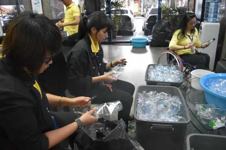 The Cube Condo บริจาคขวดพลาสติกรีไซเคิลเพื่อทอผ้าไตรจีวร