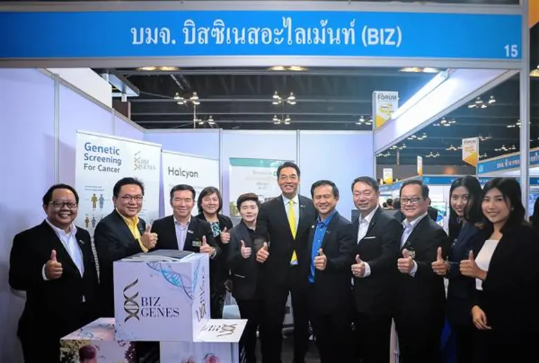 คุณประพันธ์ เจริญประวัติ (กลาง) ผู้จัดการ...