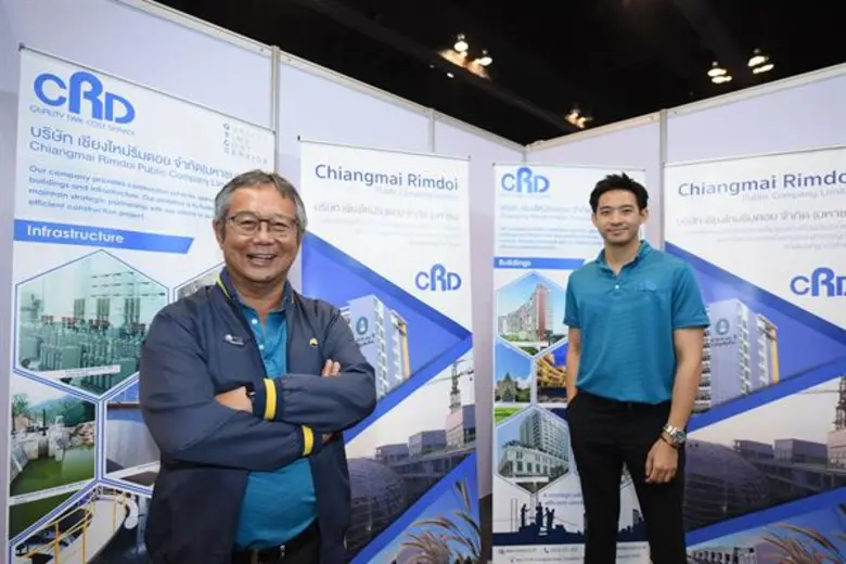 นายธีรพัฒน์ จิรพิพัฒน์ (ซ้าย) กรรมการผู้จ...