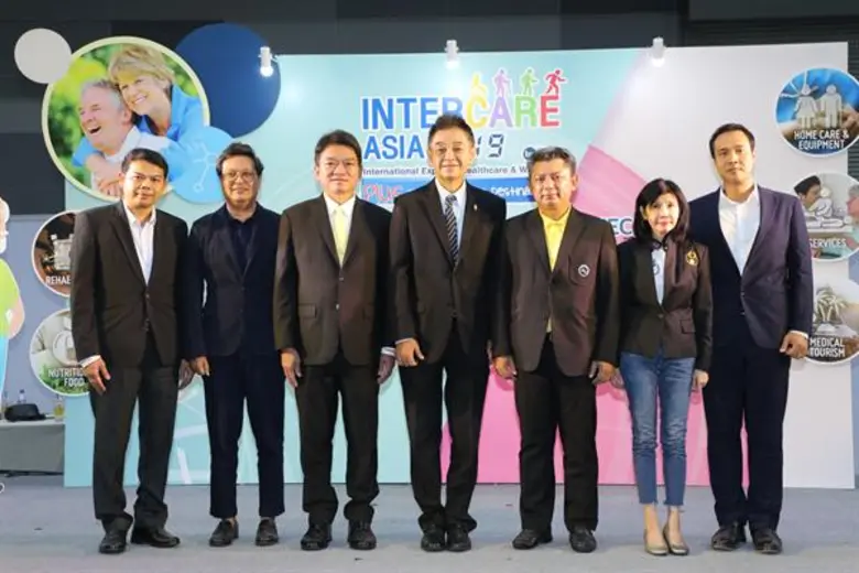 นายศักดิ์ชัย ภัทรปรีชากุล (กลาง) กรรมการผ...