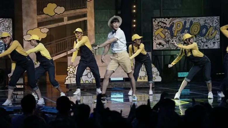 ศึกสองพี่น้อง ดวลลิปซิ้งเดือด “โอ” โชว์เนื้อหนังแฝงความหมายสุดลึกซึ้ง “ไต้ฝุ่น” ออกสเต็ปลีลาศขั้นเทพ