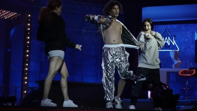 ศึกสองพี่น้อง ดวลลิปซิ้งเดือด “โอ” โชว์เนื้อหนังแฝงความหมายสุดลึกซึ้ง “ไต้ฝุ่น” ออกสเต็ปลีลาศขั้นเทพ