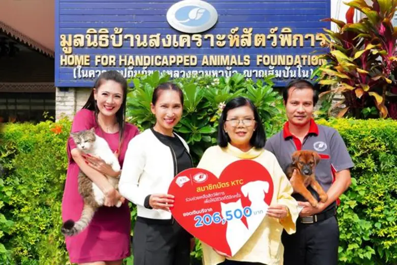 นางพิมพ์กุล โอฬารศิรโรจน์ (กลางขวา) ประธา...