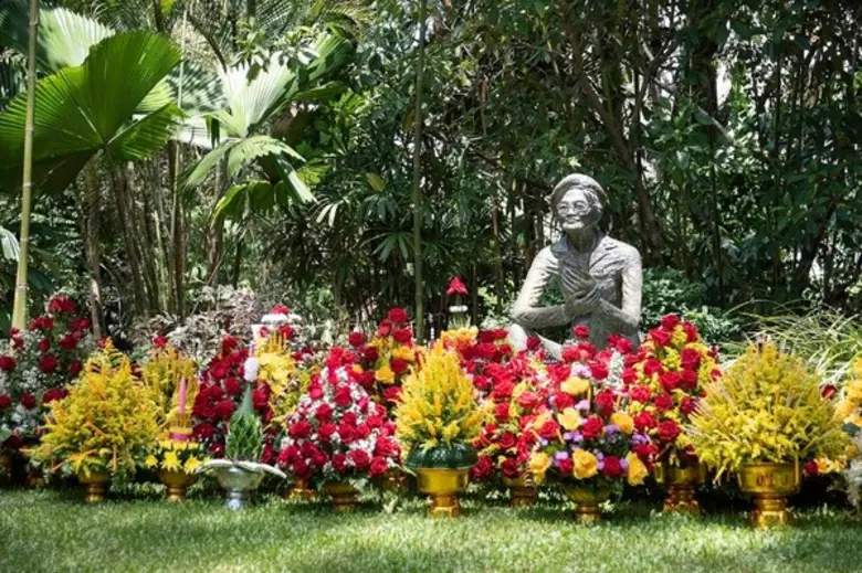 มูลนิธิแม่ฟ้าหลวงฯ จัดพิธี “ถวายขันดอกแม่ฟ้าหลวง” เพื่อน้อมรำลึกถึง 24 ปี แห่งการสวรรคตของ “สมเด็จย่า”