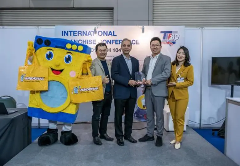 (จากซ้าย นายบุญประเสริฐ พู่พันธ์ นายกสมาค...