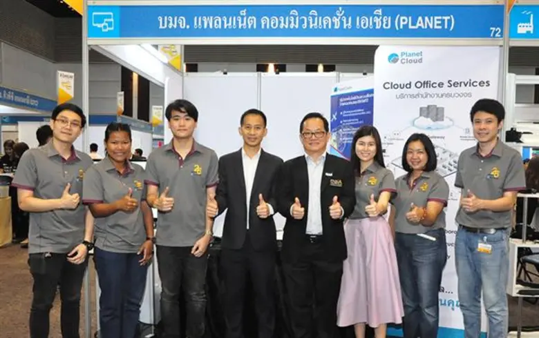 คุณประพัฒน์ รัฐเลิศกานต์ (ที่ 4 จากขวา) ก...