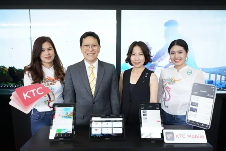 นายวิรไท สันติประภพ (กลางซ้าย) ผู้ว่าการธ...