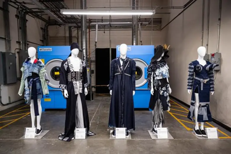 ฟาสต์ รีเทลลิ่ง ต้อนรับสื่อมวลชนจากทั่วโลกเข้าเยี่ยมชมศูนย์นวัตกรรมยีนส์ในแอลเอ เตรียมใช้เทคโนโลยีใหม่ผลิตยีนส์ทั้งหมดของกลุ่มฯ ตั้งแต่ปี 2563 เป็นต้นไป เพื่อช่วยลดภาระต่อสิ่งแวดล้อม