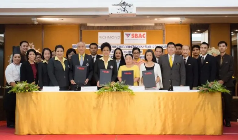 ทีมผู้บริหาร กลุ่มโรงแรมริชมอนด์ พร้อมทั้...